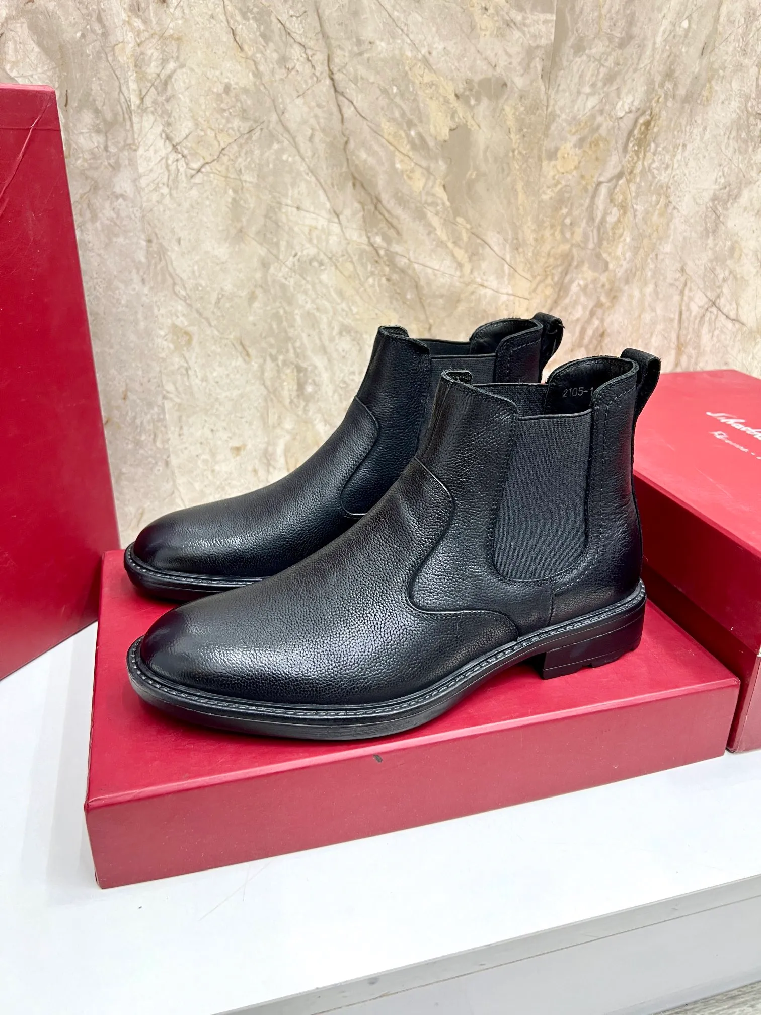 Original order quality: Men's shoes 💰700 Brand: Ferragamo (Ferragamo) One size larger: Men's size 38-44 (45 customized) Grade: Same style as the official website High-end men's shoes Material: Original cowhide, cowhide lining, original outsole Style category: Chelsea men's boots Fashion trend Color: Actual picture